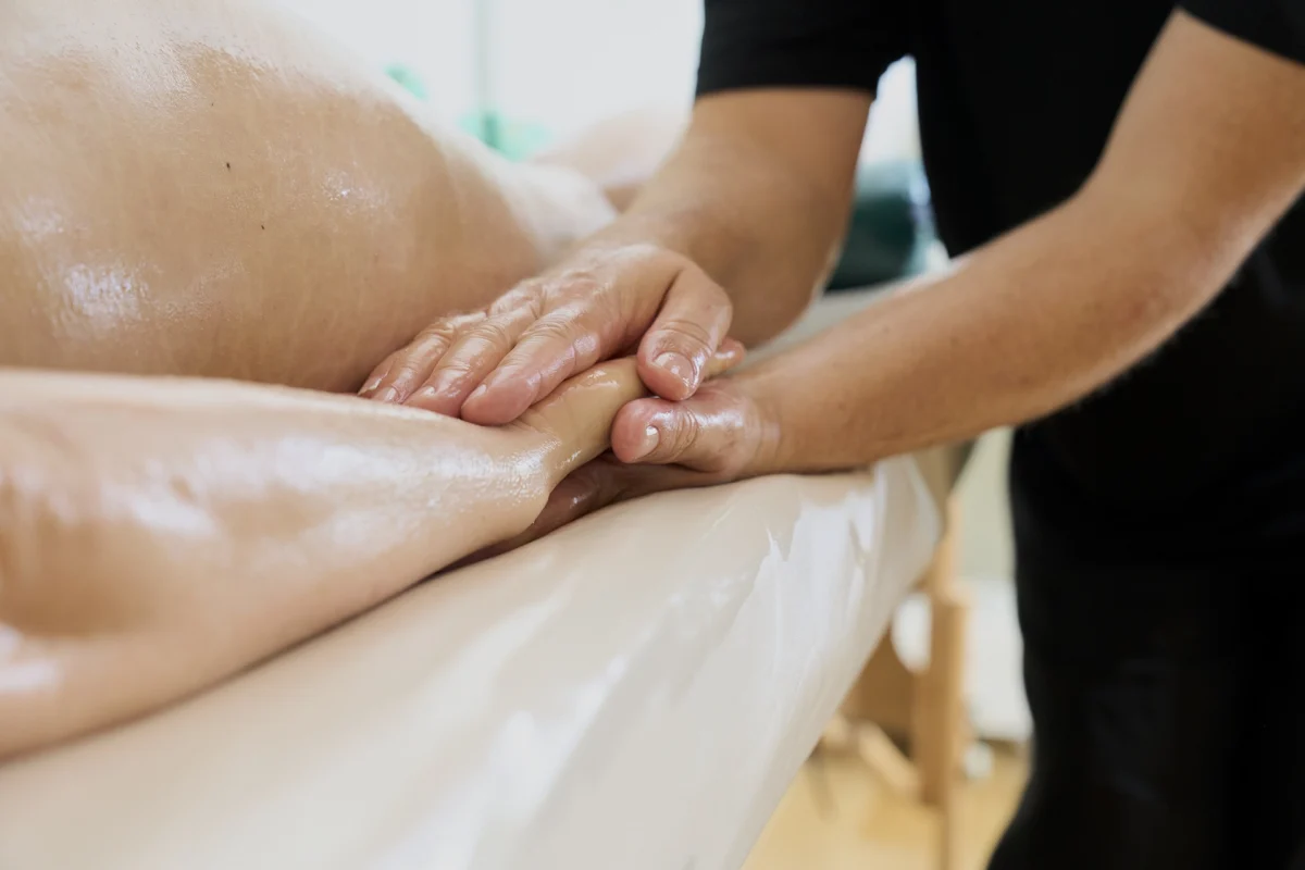 Preise Hero Ole Schaffenberger bei einer Massage, Sandwich Hände