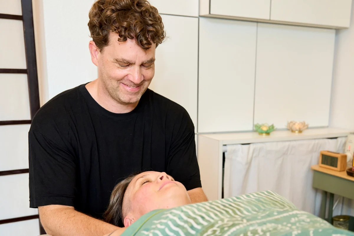 Startseite Hero Ole Schaffenberger gibt eine Massage in seiner Praxis in Bremen